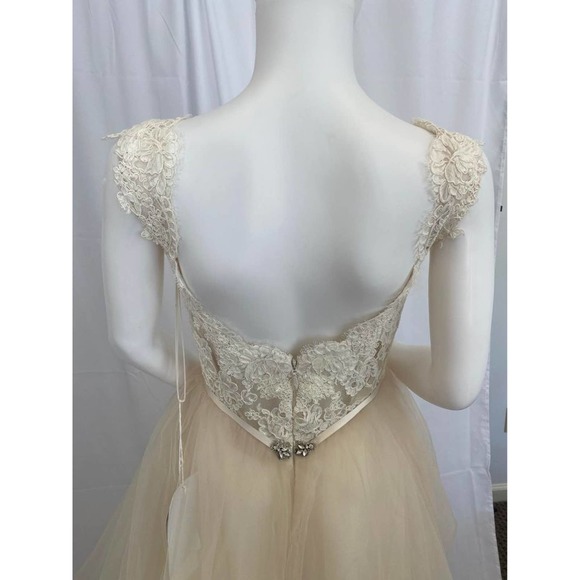 Alvina Valenta Brand New With Tags size 10 Lace Wedding Dress Orig.$3800 - Picture 4 of 10